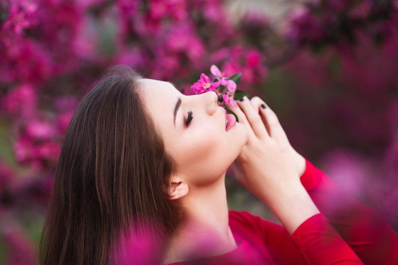 公园里手拿鲜花的美女