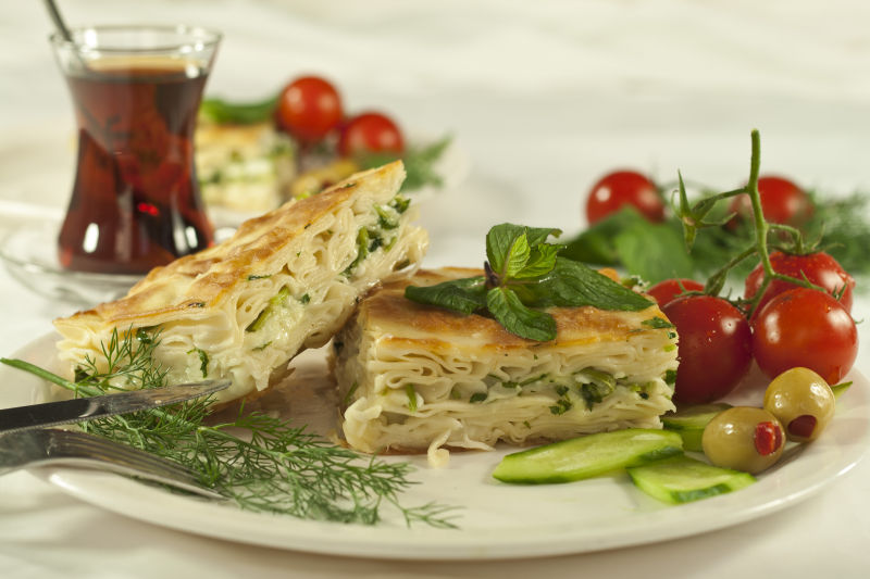 白色盘子上的千层饼与圣女果