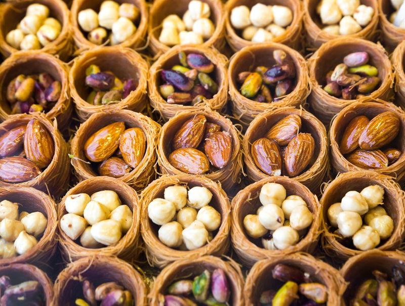 放着不同坚果果仁的美味的糕点