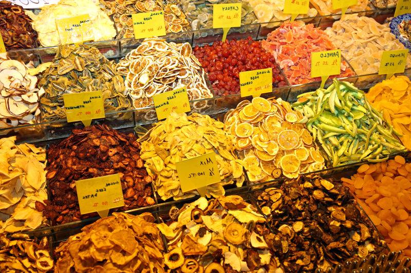 放在不玻璃器皿中的切成片的水果干