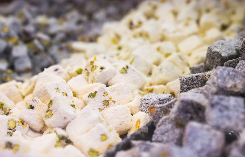 正方形的不同颜色的美味的甜点