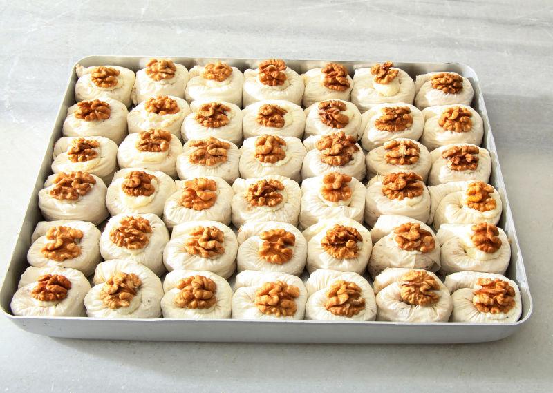 灰色背景上在托盘上排列整齐的烤面包