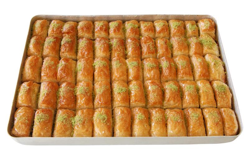 白色背景上烤盘里的面包