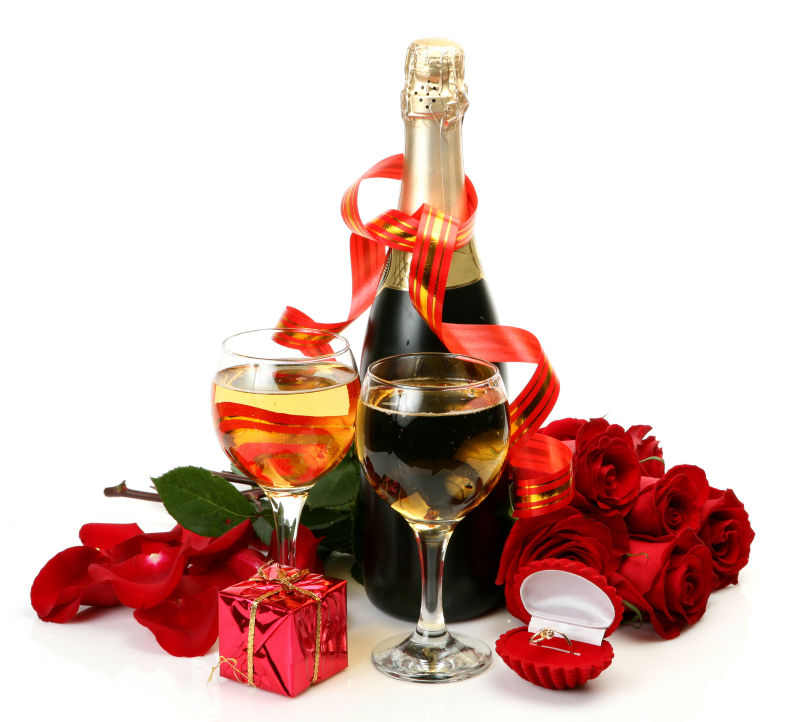 白色背景下的香槟酒玫瑰花与礼物