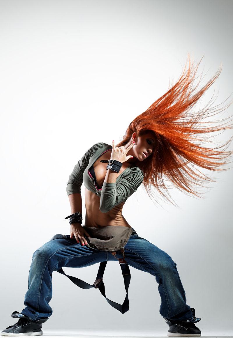 白色背景下年轻貌美的舞者