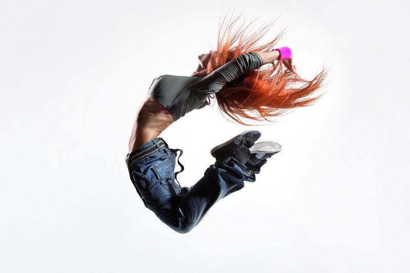 正在跳跃的红发舞者