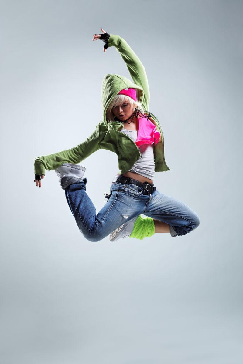 工作室背景下跳现代舞的舞者