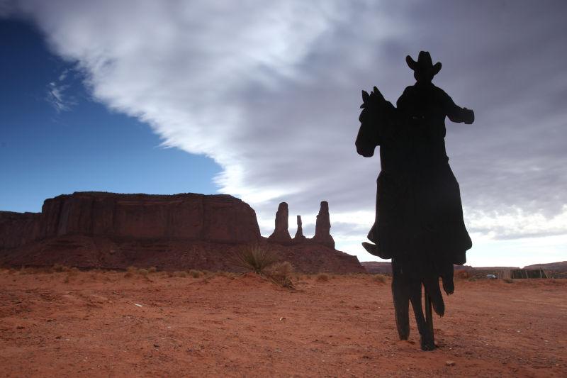 骑在马匹上的牛仔