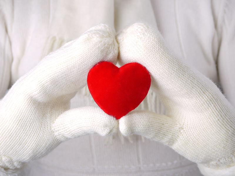 白色棉手套捧着红色心型礼物