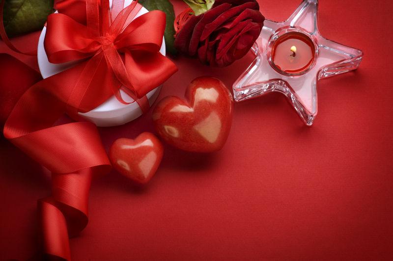 红色背景中的情人节装饰