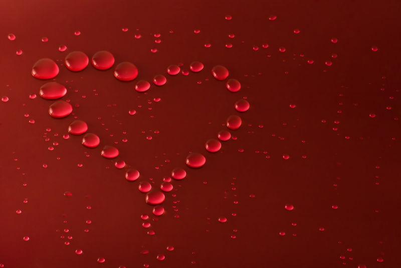 红色背景中的心型水滴