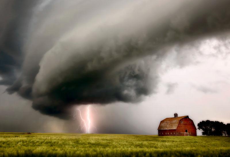 在广阔的草原上壮观的龙卷风和闪电