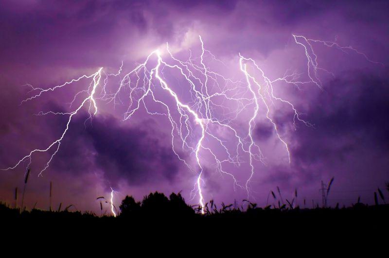 紫色的天空中白色的闪电