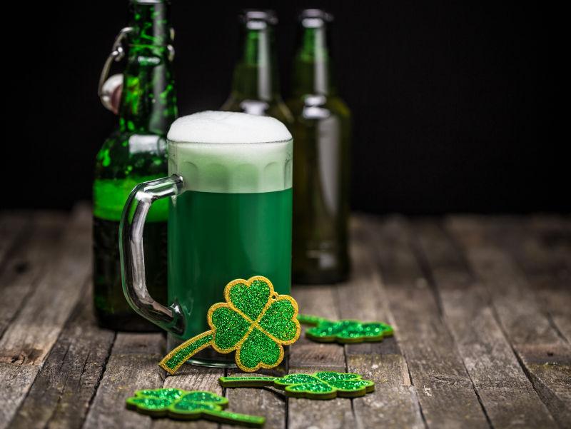 桌子上的啤酒和绿色四叶草