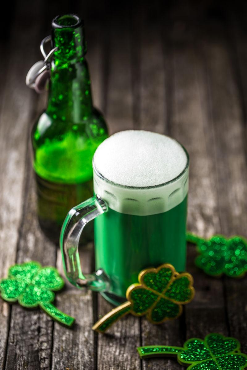 桌上的啤酒喝四叶草饰品