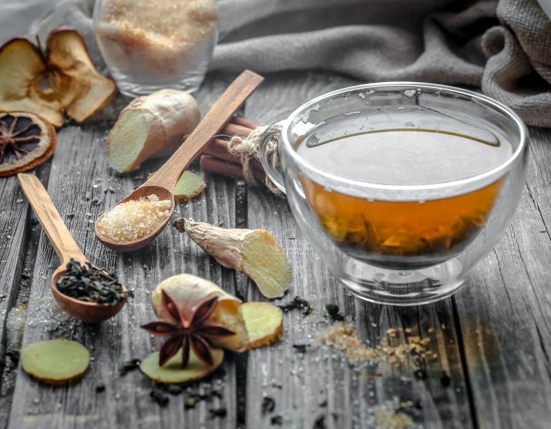 木桌上的生姜和一杯茶