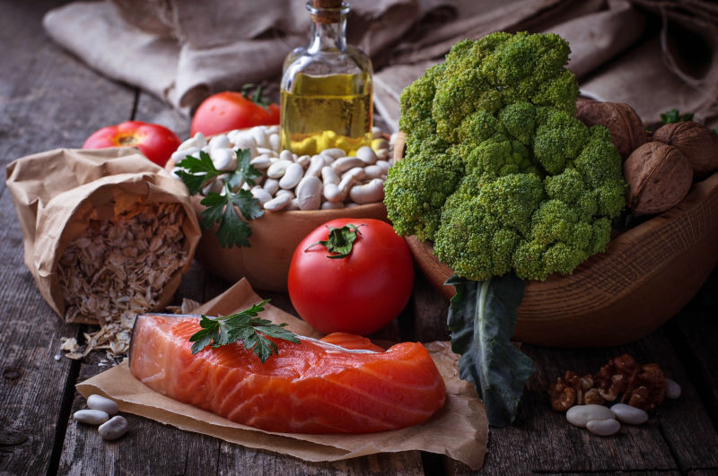 木桌上的鱼肉与蔬菜