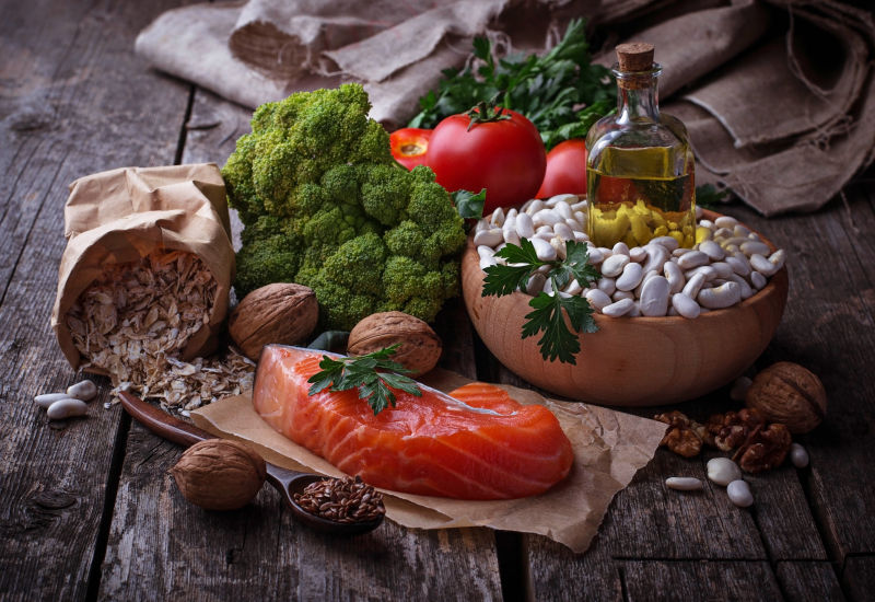 木桌上的鱼肉与西兰花