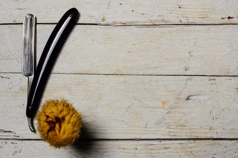 木制背景下的直剃须刀和剃须用品