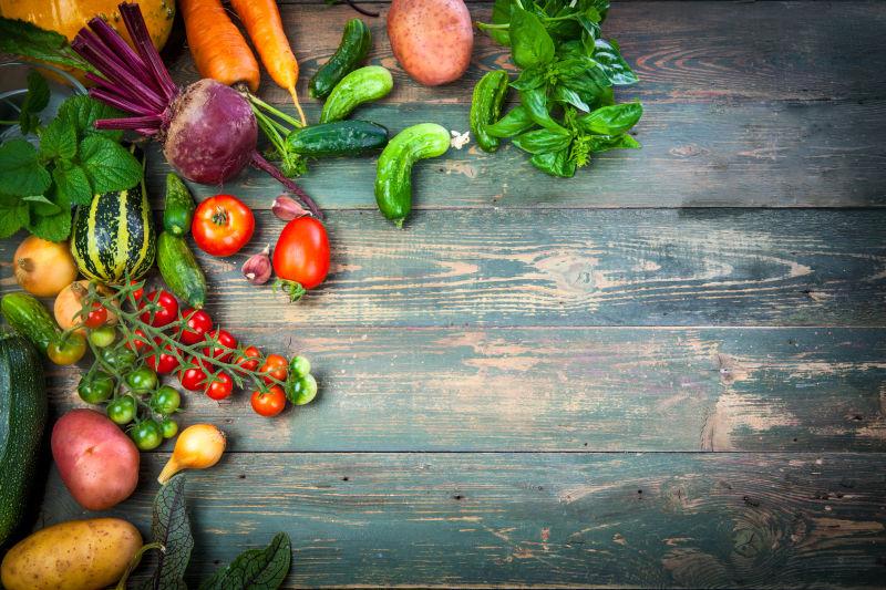 散落在木桌上的蔬菜