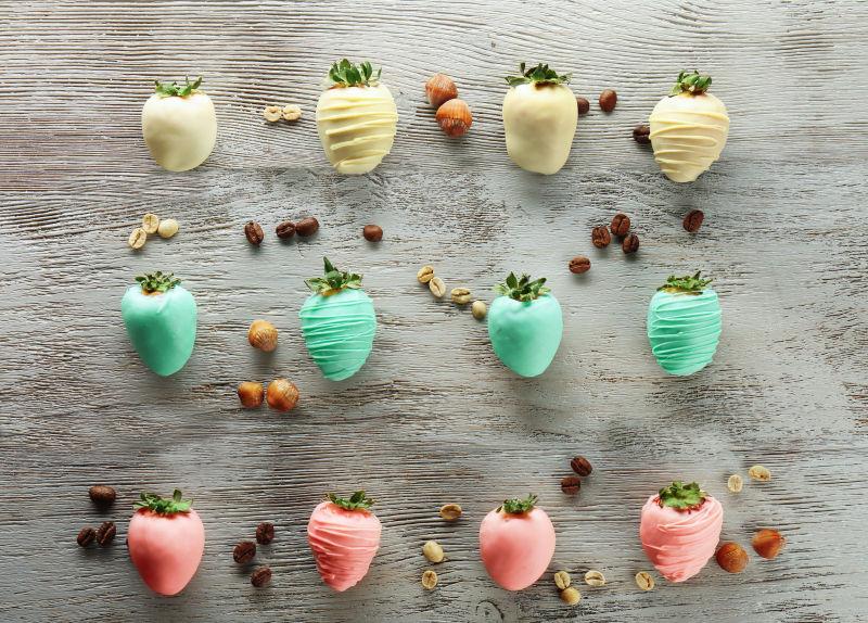 覆有彩色巧克力糖霜的草莓