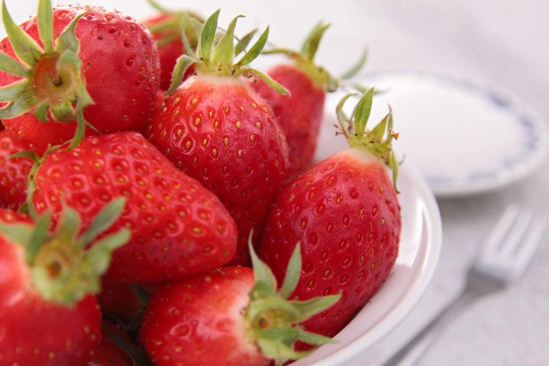 一盘新鲜草莓