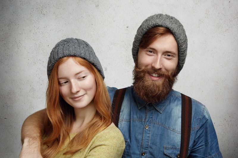微笑的夫妇戴着针织帽