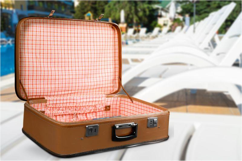 打开的老式手提箱