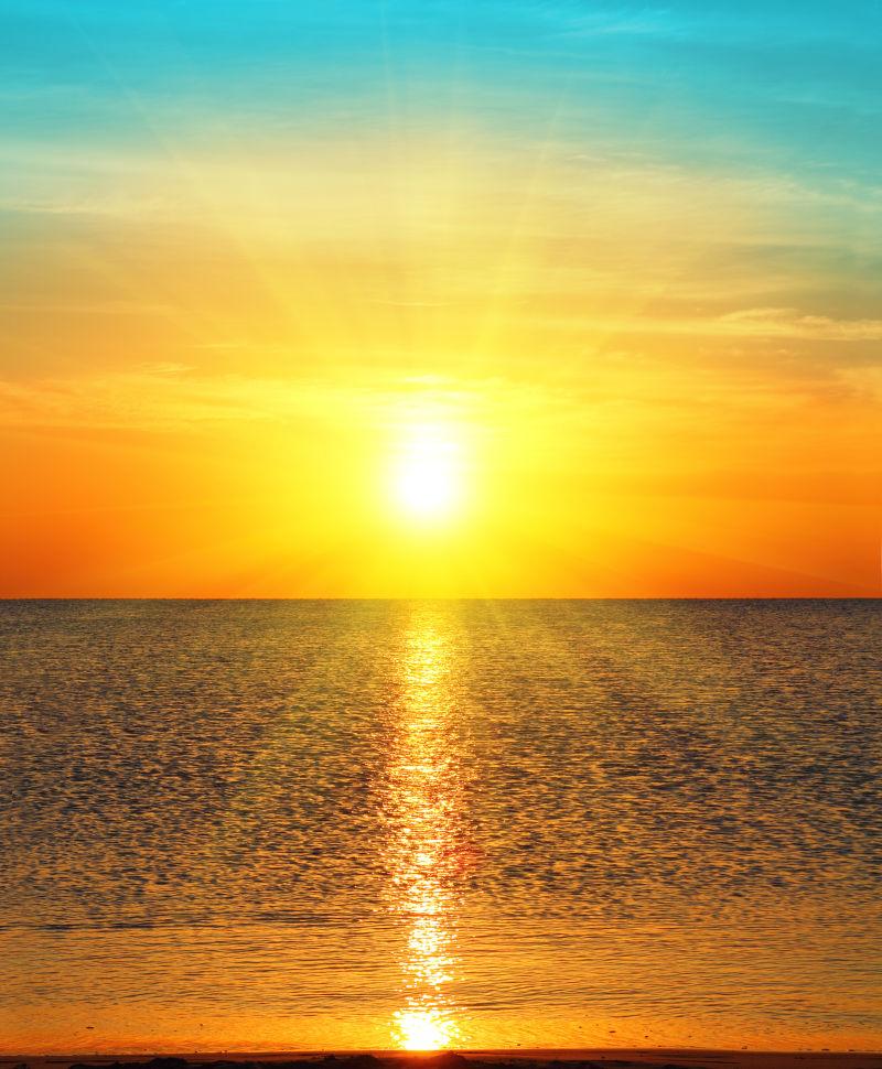 日出时红蓝相间的美丽天空