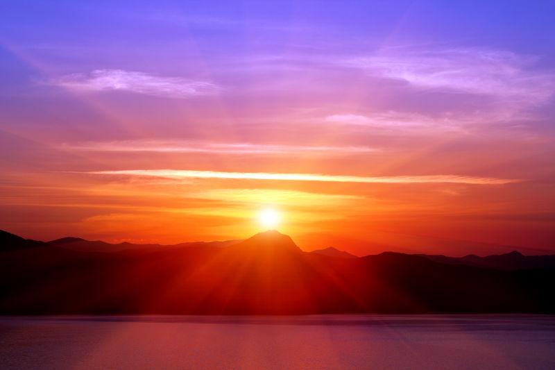 近海山上的日落风景