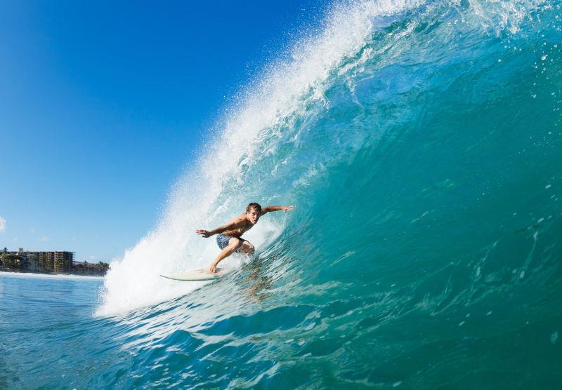 海浪上的冲浪男人
