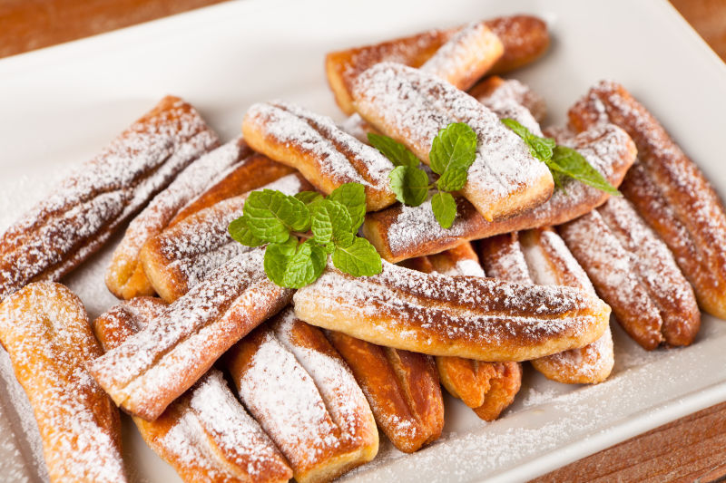 盘中的甜点蛋糕