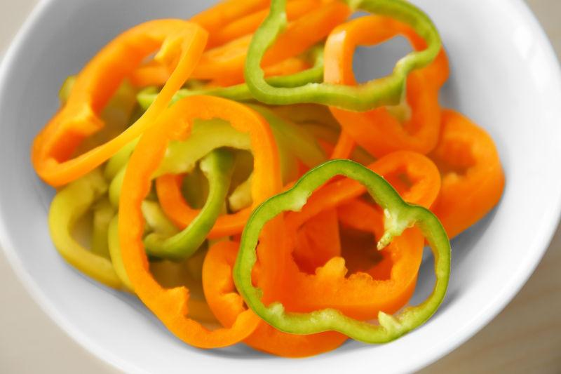 盘中的彩色甜椒切条