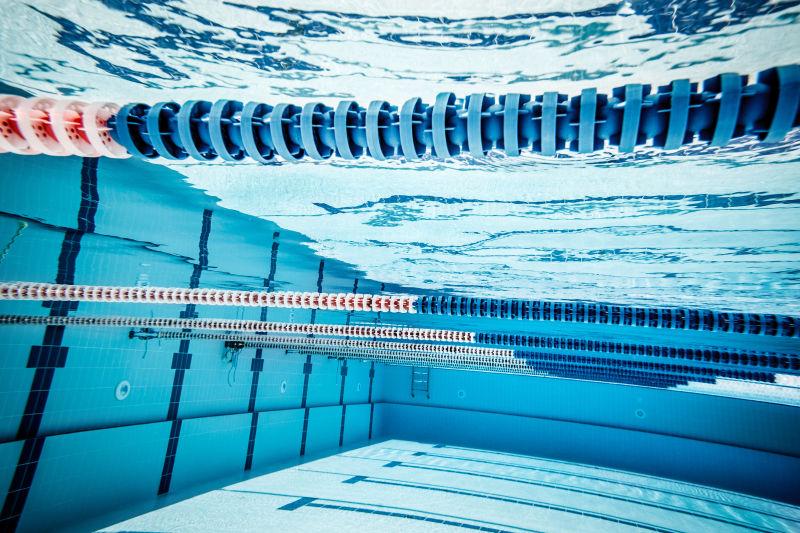 蓝色的水下游泳池