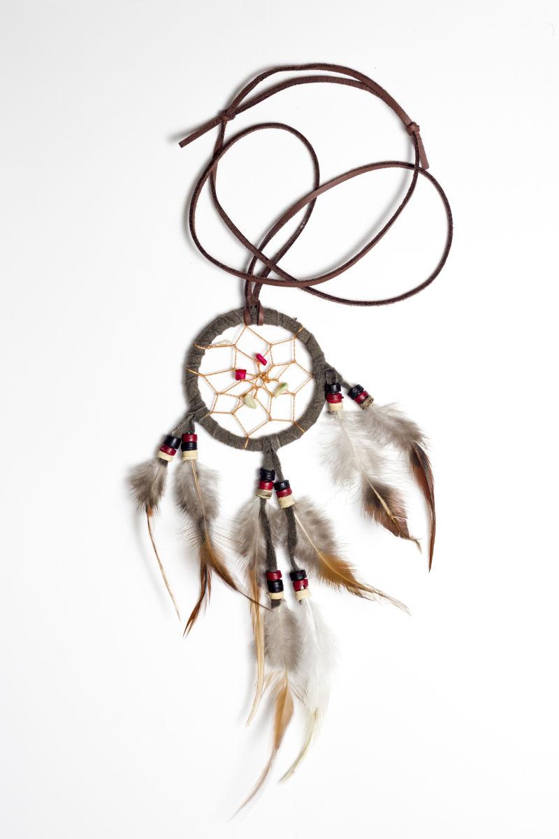 白色背景下的印第安人的捕梦网