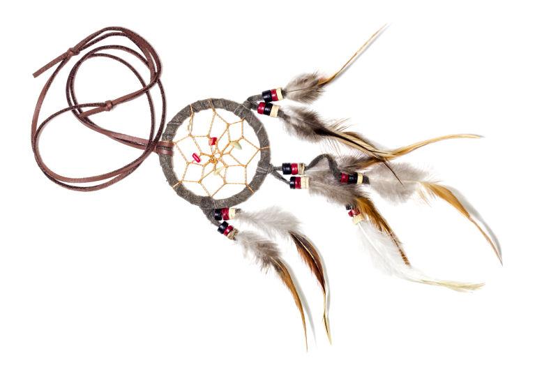 白色背景下的印第安人的捕梦网