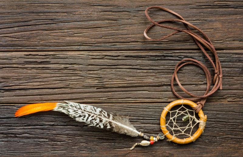 木质背景上的印第安人梦幻捕捉器