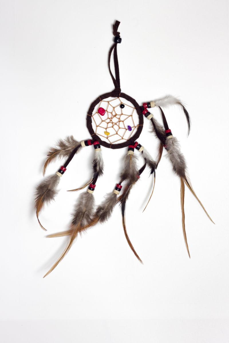 白色背景下的羽毛捕梦网