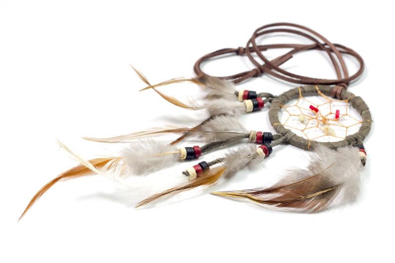 白色背景下的印第安羽毛捕梦网
