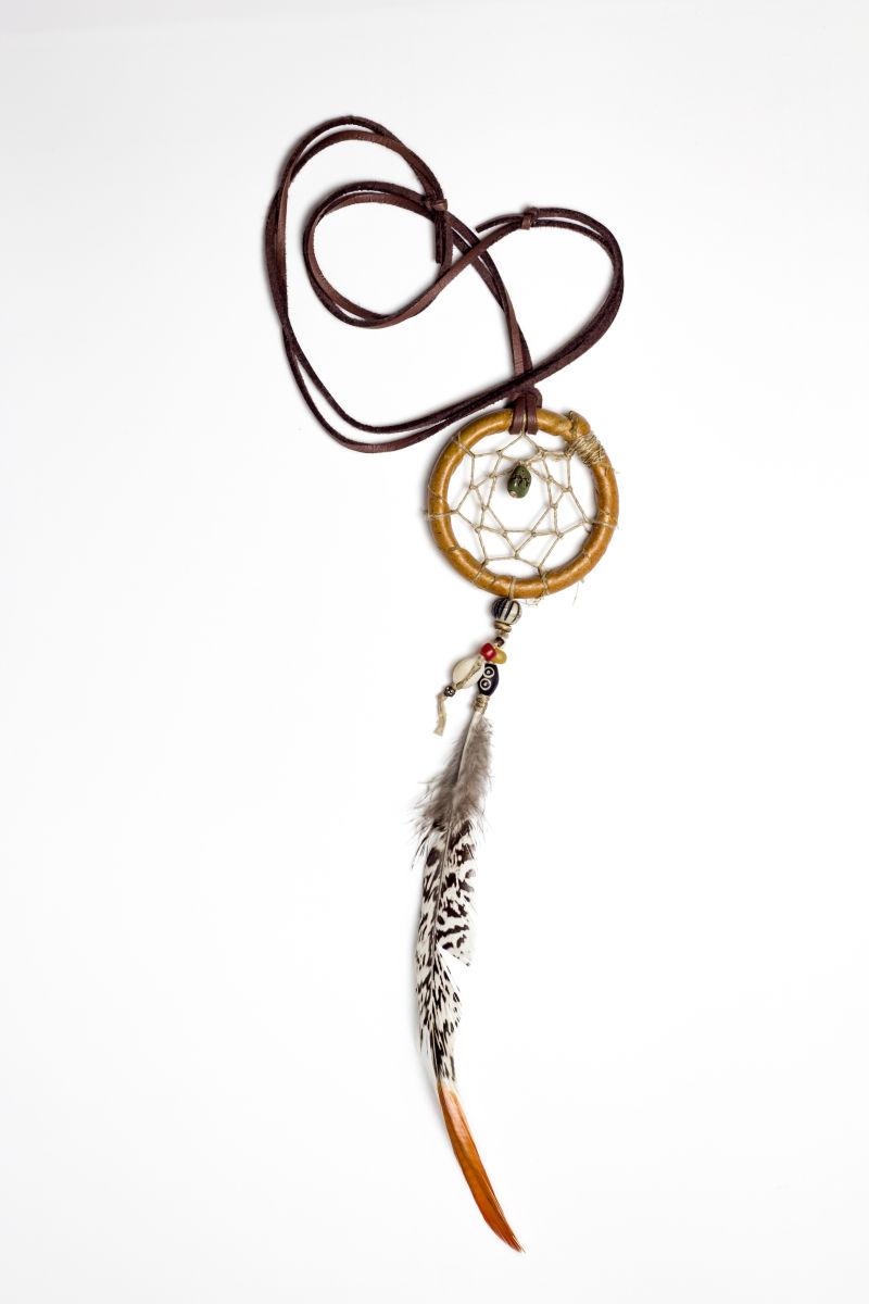 白色背景下的印第安装饰品梦幻捕手