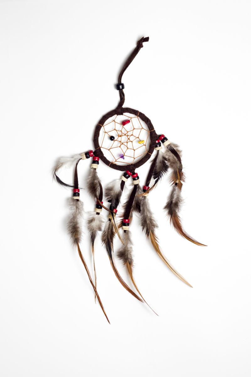 白色背景下的梦幻捕手捕梦网