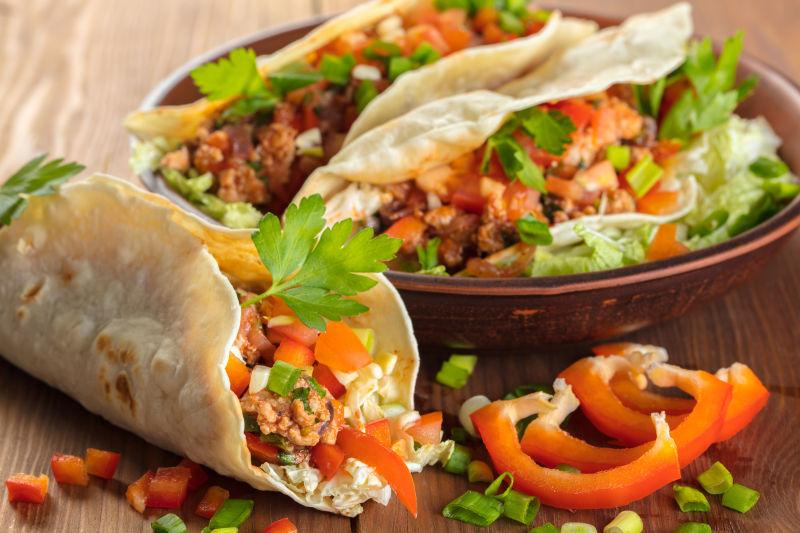 牛肉和蔬菜的玉米饼