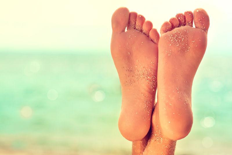 沙滩上带有啥子的一双脚