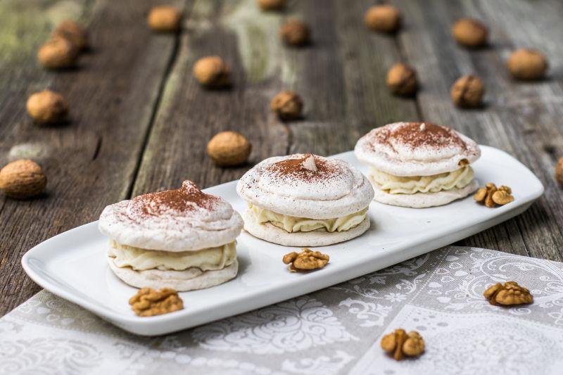 老木板上的核桃仁与蛋糕