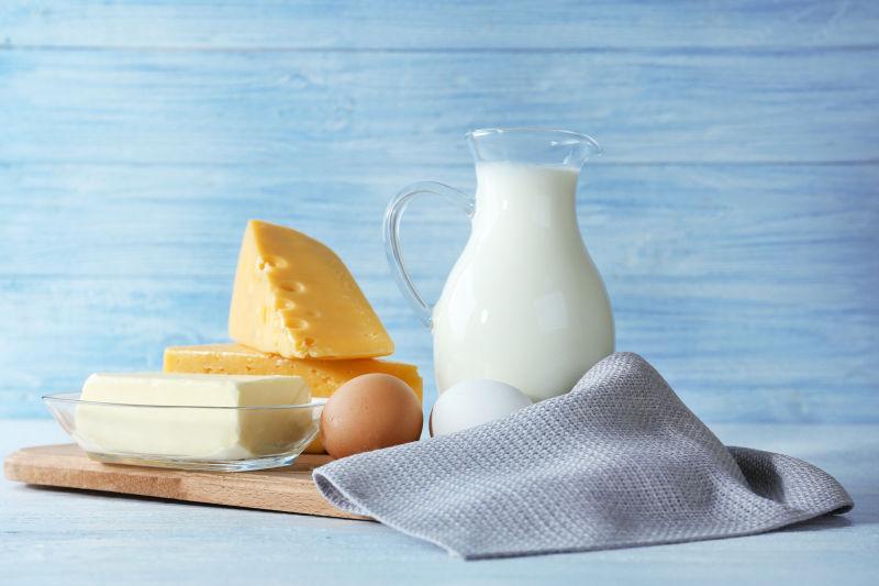 木制背景下的不同乳制品