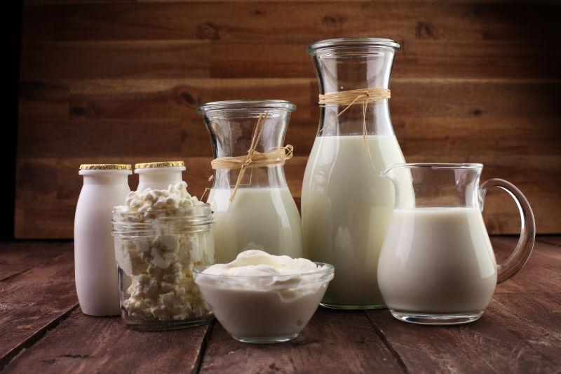 玻璃瓶里的美味的健康乳制品