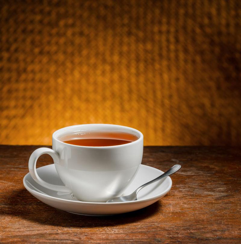 古典木桌上的一杯茶