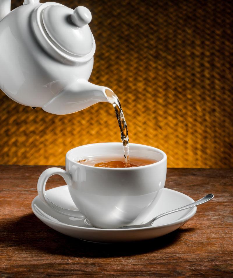 三维茶倒入茶杯