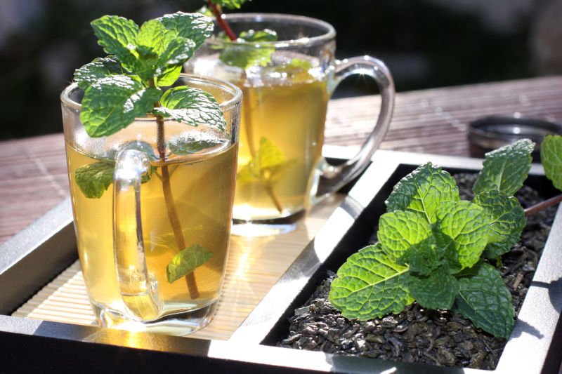 玻璃杯中的薄荷茶