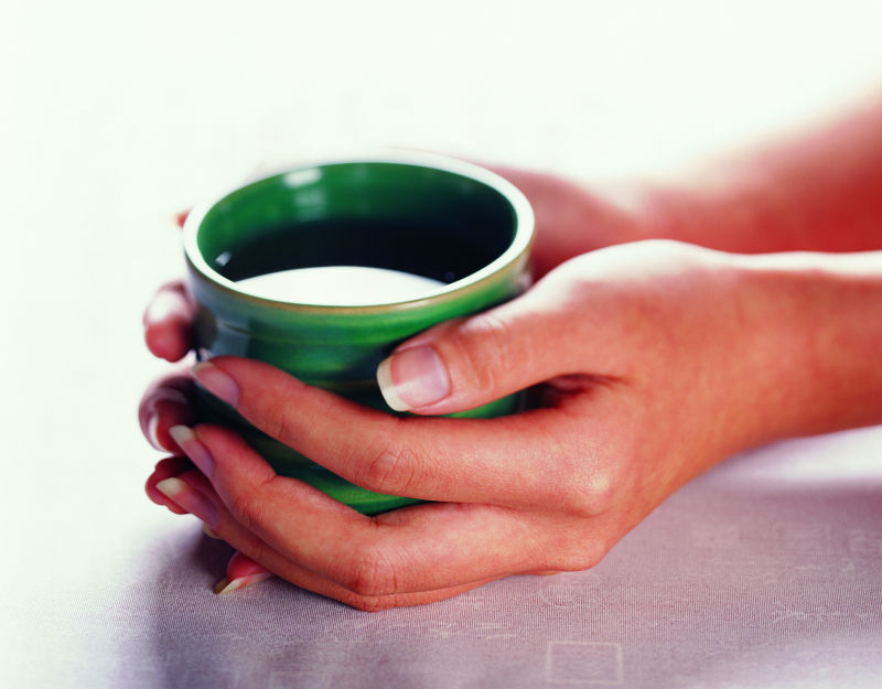 手里捧着一杯茶